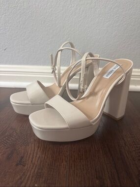 STEVE MADDEN LESSA BONE PATENT PLATFORM SANDALS OFF WHITE ANKLE STRAPS 9.5 NEW